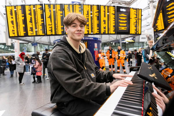 Ellis wows crowds and judges at Manchester Picaddilly train station in c4's The Piano