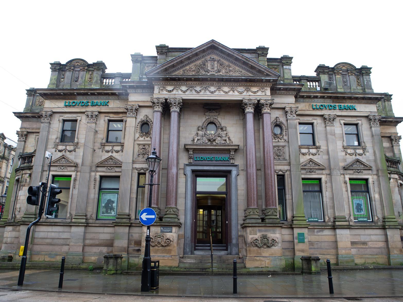 historic-halifax-building-home-to-lloyds-bank-is-up-for-sale-here-s