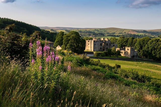 Always accessible to the public Situated in Wharfedale, it dates back to the late Middle Ages. Between the 15th and 16th centuries, it was a hunting lodge for noble and wealthy individuals.