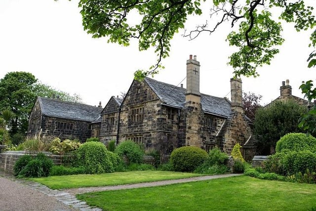 Oakwell Hall in Birstall has been used in both series of Gentleman Jack. The Elizabethan manor house was used for the Green Man Inn, Black Swan Inn and a Parisian bedroom.