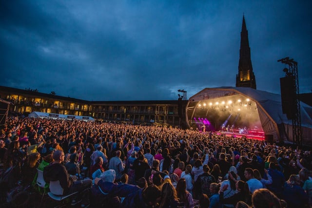 A crowd of more than 5,000 came out to watch him perform. Photos by Cuffe and Taylor/The Piece Hall Trust.