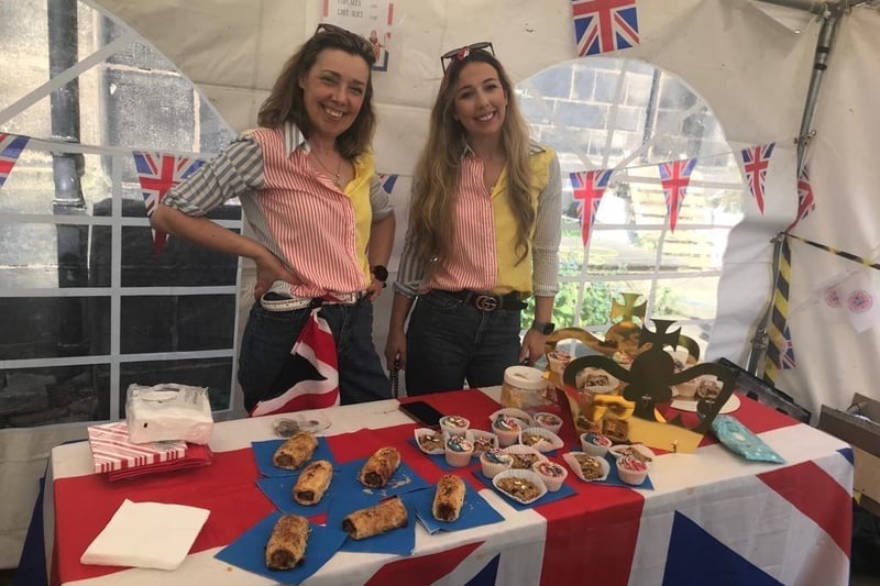 Bakers brought royal cakes to feed the crowds