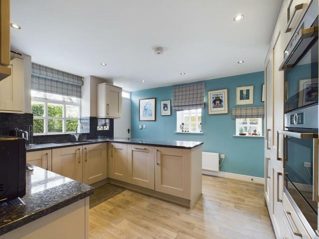 The coach house - kitchen