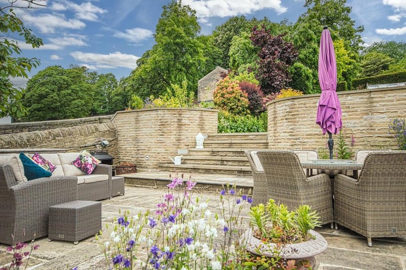 Outside the property has numerous grand features, including the stone pillared portico entrance, wide stone staircase which leads down to the water feature turning circle.