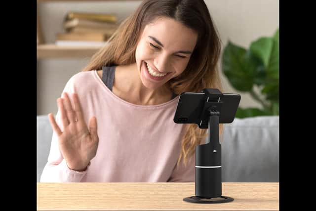 Speak to friends and family and feel free to walk about as you do so with the Sandberg Motion Tracking Phone Mount