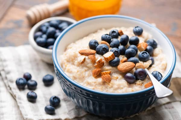 Breakfast stimulates your natural insulin production by the pancreas and primes the body’s metabolism to control blood sugar levels. Photo: AdobeStock
