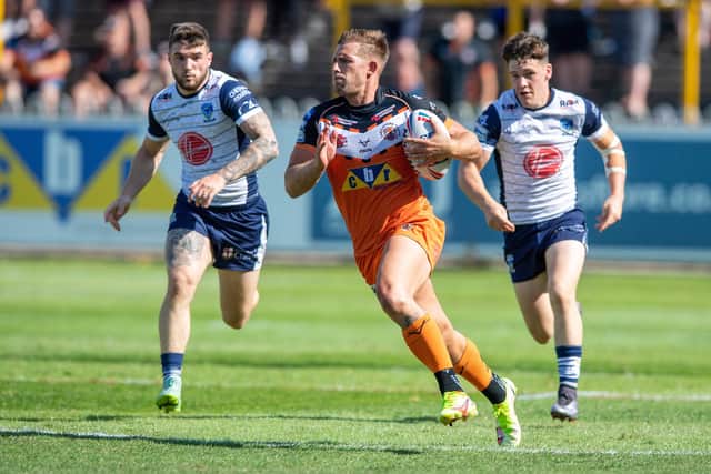 Greg Eden has signed for Fax on a two-year deal from Super League side Castleford Tigers.