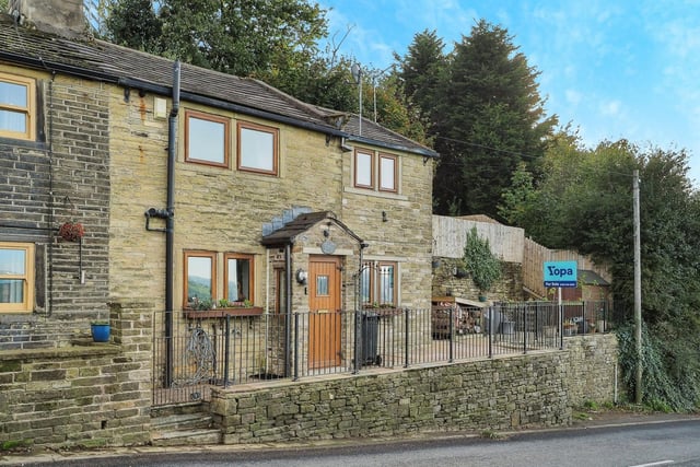 Two bedroom cottage-style property in Elland for sale with beautiful views over Calderdale