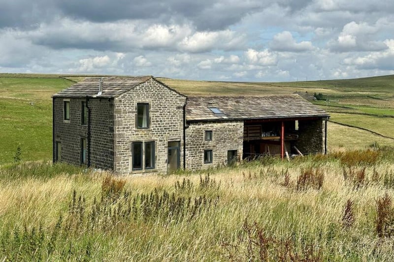 The farmhouse surroundings are ideal for nature lovers and walkers.