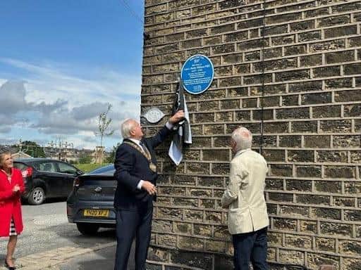 Mayor of Calderdale Steven Leigh unveils the plaque.