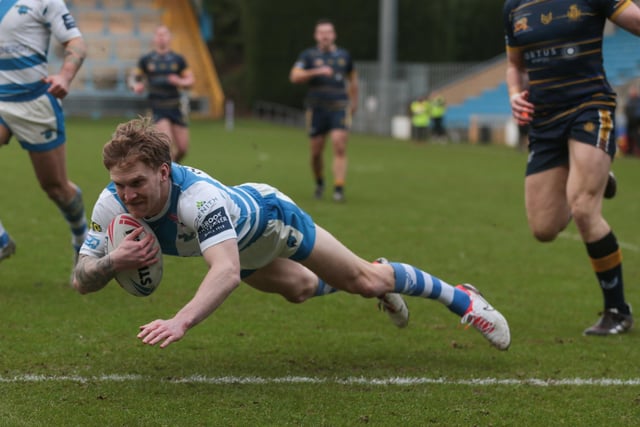 Joe Keyes dives over for Fax