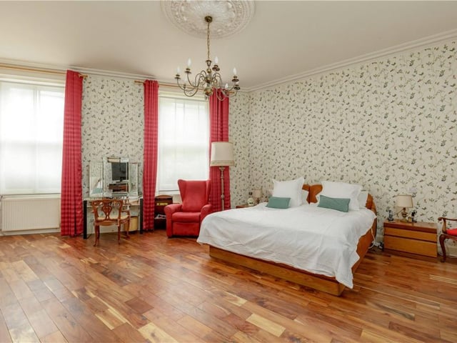 Principal bedroom.