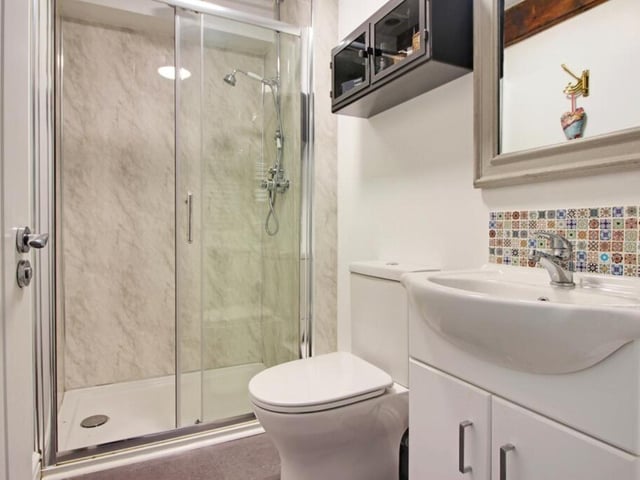 Shower room.
