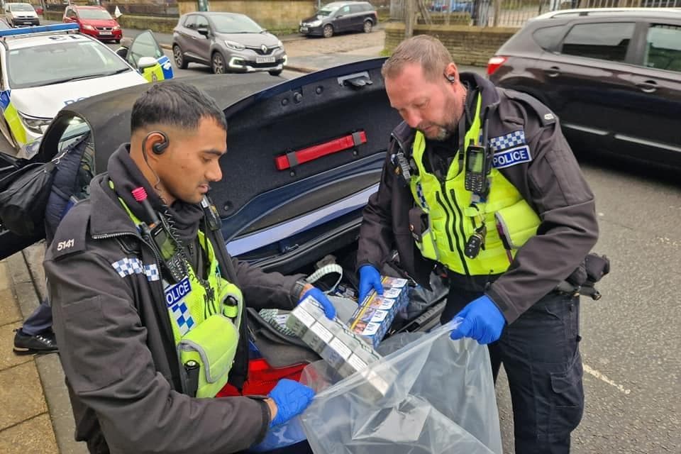 Police Vaping Vapes: Police seize 2,500 illegal vapes in Halifax and Todmorden