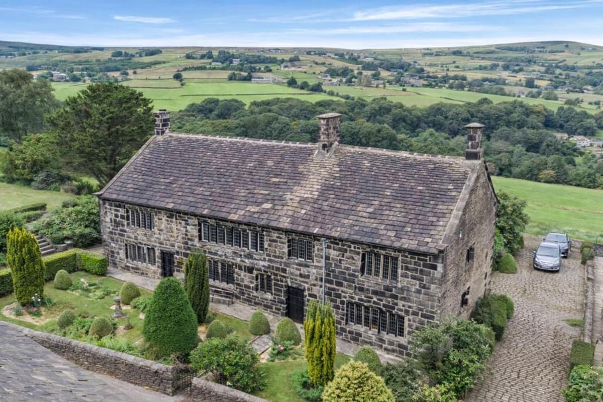 Diginitis Ripponden Take a look inside this 17th century Grade II listed property in Ripponden