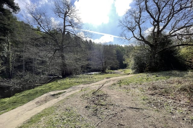 Explore this 8km loop trail near Knaresborough. Considered a moderate challenge with an average of 2 hours to complete. This is a lovely countryside route taking in farming fields, woodlands, and the River Nidd.