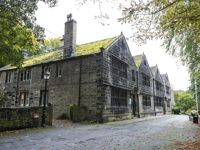 The grounds of this house dates back to the 13th century and features a lot of history. Previous residents have said to have spotted a lady in a white dress who would walk along the gallery