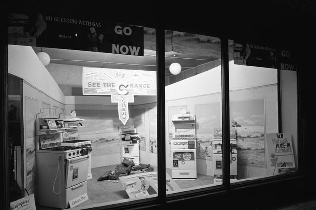 The East Midlands Gas Board shop window cooker display, Dronfield, in 1961. The Main Consort Cooker on show has been reduced from £40 10/- to to £36 15/- and generous trade in allowances are offered!