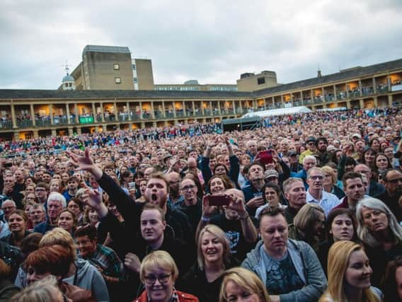 Crowds at The Piece Hall for Elbow's show