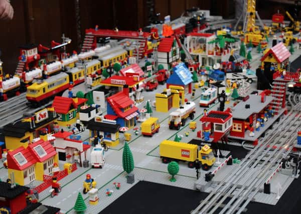 Wonderful Worlds: There will be scratch displays from a zoo and classic LEGO brick town.