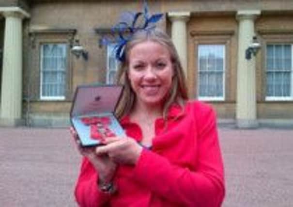 Hannah Cockroft outside Buckingham Palace with her MBE
