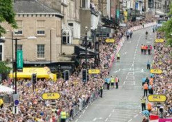 Crowds on Parliament Street wait for the sprint finish. Picture by Graham Roberts. (S)